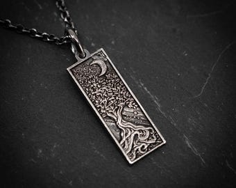 Puede incluir: Collar con colgante de plata con un colgante rectangular con un diseño detallado de árbol. El colgante incluye una luna creciente y estrellas, con un acabado texturizado. La cadena es de color plata oscura.