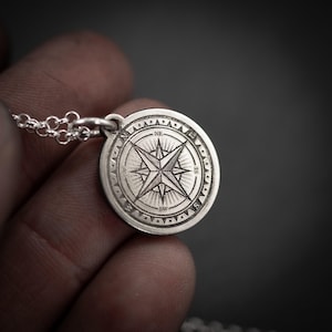 Einzigartige Silber Kompass Anhänger Halskette für Männer, handgemachte Abenteuer Münze Schmuck, personalisiertes Reisegeschenk