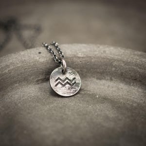 Srebrny rustykalny naszyjnik z wisiorkiem astrologicznym ze znakiem zodiaku Wodnika, naszyjnik z horoskopem, spersonalizowana biżuteria, ręcznie robiona biżuteria z konstelacją