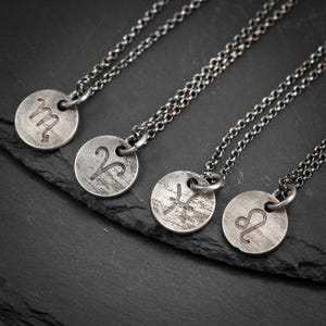 Srebrny rustykalny naszyjnik ze znakiem zodiaku, naszyjnik z wisiorkiem horoskopowym, biżuteria personalizowana, ręcznie robiony, wyjątkowy srebrny gwiazdozbiór