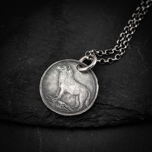 Silver Wolf Coin Pendant Necklace – Nature-Inspired Animal Jewelry, Symbol of Wilderness and Strength, Unique Gift for Him