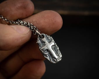 Collar de cruz rústica para hombre en plata de ley