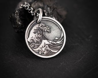 Collar con colgante de ola oceánica en plata de ley: joyería de inspiración costera y playera, el regalo perfecto para los amantes del océano y el surf.