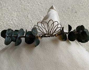 Stabilized eucalyptus crown and golden brass beads - Adjustable head circumference - fragrant and organic