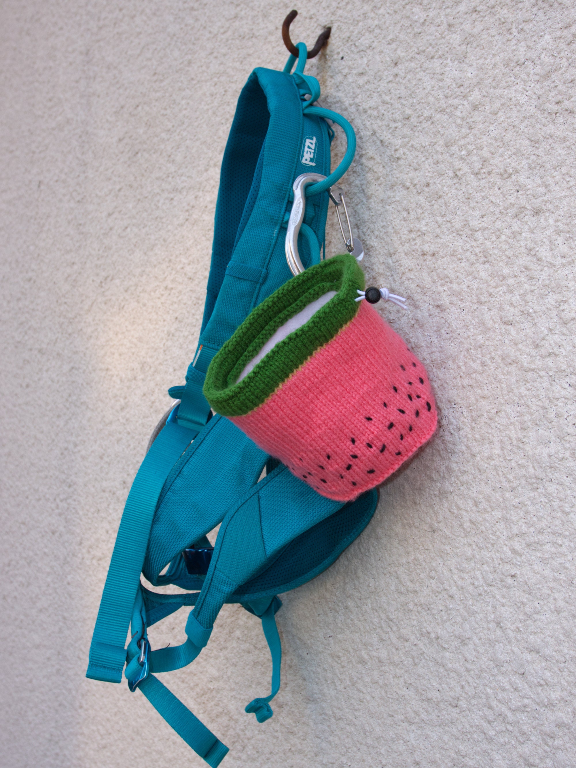 Made myself a chalk bag for when I go rock climbing : r/knitting