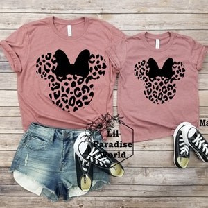 Chemise assortie Minnie Mouse guépard avec noeud noir, Animal Kingdom, chemise Minnie Mouse, maman et moi Disney, chemise d'été Disney, chemise guépard Disney