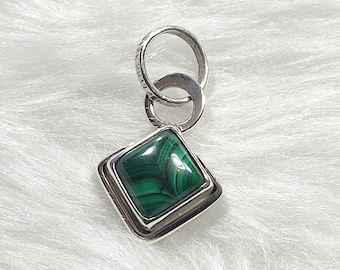 Minimalist pendant with malachite made of 950 silver, unique work and design, ideal for a gift or daily use