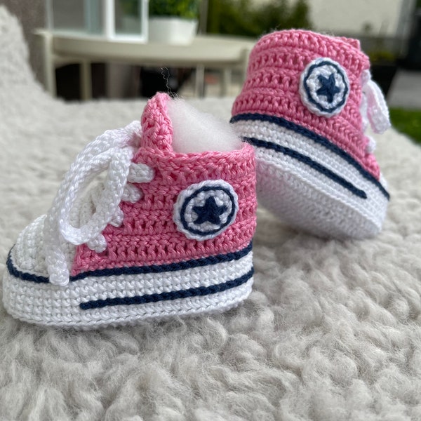 Le scarpette “ Converse” fatti con uncinetto per i neonati, unisex