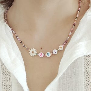 Colar personalizado com letras/nomes/palavras e contas de vidro coloridas, gargantilha com miçangas de arco-íris, ideia de presente de aniversário personalizado, joias de praia para o verão