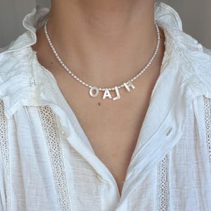 Fint pärlhalsband med personlig bokstav/namn/ord, personlig mini-pärlhalsband, presentidé till födelsedag/årsdag/flickvän