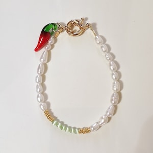 Pearl bracelet with chili pepper charm, spicy pearl bracelet, healing green gemstone, delicate pearl bead jewelry, gift for her/girlfriend