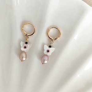 Handmade butterfly purple pearl earrings, lavender pearl gold hoop earrings, cute pearl jewelry, gift for her/bridesmaid/wife/girlfriend zdjęcie 2