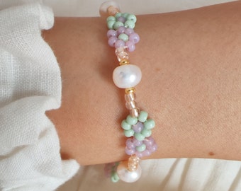Pastel beaded daisy flower pearl bracelet, dainty light purple and green seed bead bracelet, multicolor summer jewelry, gift idea for women