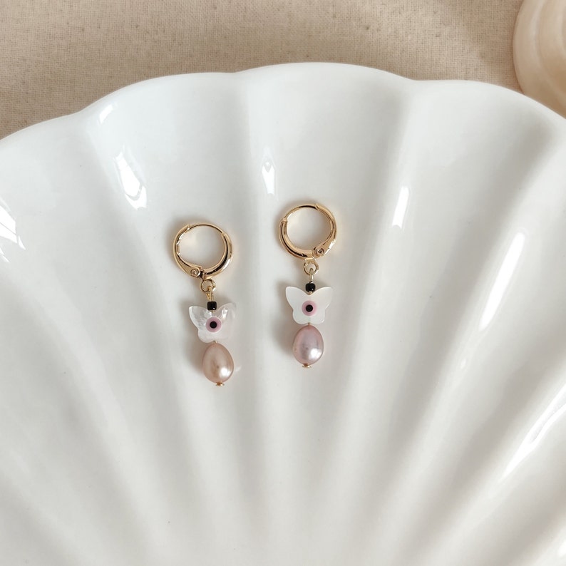 Handmade butterfly purple pearl earrings, lavender pearl gold hoop earrings, cute pearl jewelry, gift for her/bridesmaid/wife/girlfriend zdjęcie 3