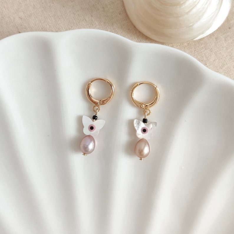 Handmade butterfly purple pearl earrings, lavender pearl gold hoop earrings, cute pearl jewelry, gift for her/bridesmaid/wife/girlfriend zdjęcie 1