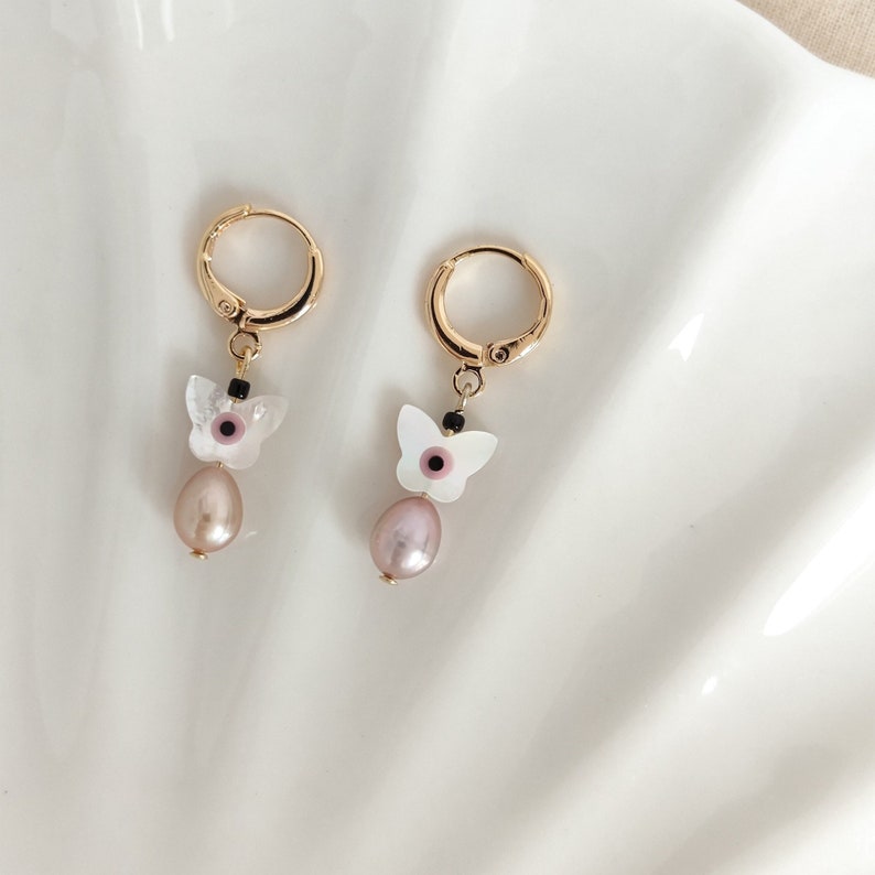 Handmade butterfly purple pearl earrings, lavender pearl gold hoop earrings, cute pearl jewelry, gift for her/bridesmaid/wife/girlfriend zdjęcie 2