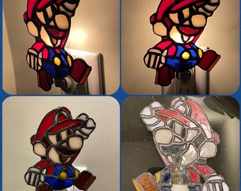 Luz de noche de vidrio de colores inspirada en Mario