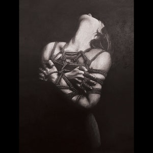 Op de afbeelding: Een zwart-witte tekening van een persoon die vastgebonden is met touw. De persoon kijkt omhoog en zijn handen zijn voor hem gebonden.