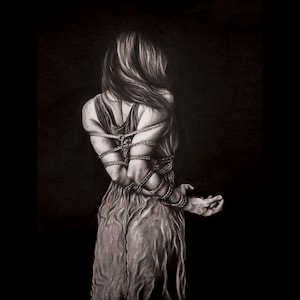 Puede incluir: Un dibujo en blanco y negro de una persona atada con una cuerda. La persona lleva un vestido largo y tiene el pelo suelto. El dibujo está hecho en un estilo realista.