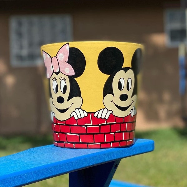 Pot de fleur en terre cuite peint à la main sur le thème de Mickey et Minnie Mouse, pot avec drainage, pot de fleurs de 8 pouces, cadeau d'amant de Disney, décor de jardin