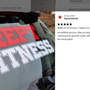 Pode incluir: Um autocolante para janela de carro com as palavras "REP FITNESS". A palavra "REP" &eacute; vermelha com contorno branco, e "FITNESS" &eacute; branca com contorno preto. O autocolante tem aproximadamente 60 cent&iacute;metros de largura.