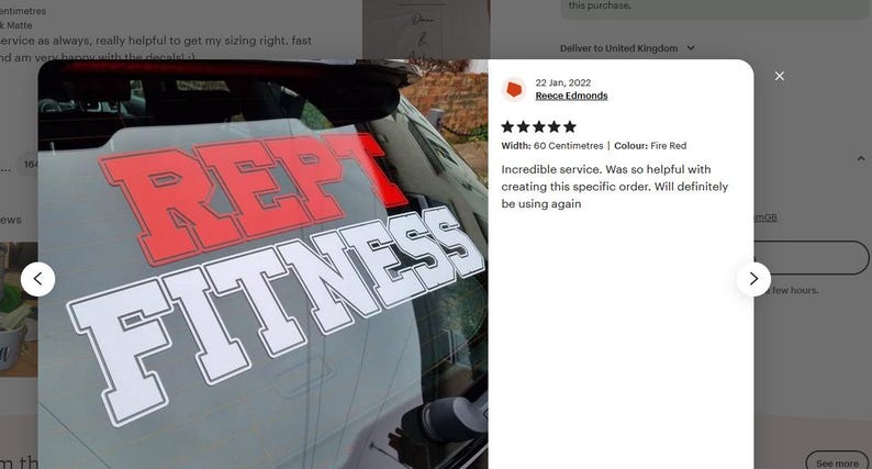 Pode incluir: Um autocolante para janela de carro com as palavras "REP FITNESS". A palavra "REP" &eacute; vermelha com contorno branco, e "FITNESS" &eacute; branca com contorno preto. O autocolante tem aproximadamente 60 cent&iacute;metros de largura.