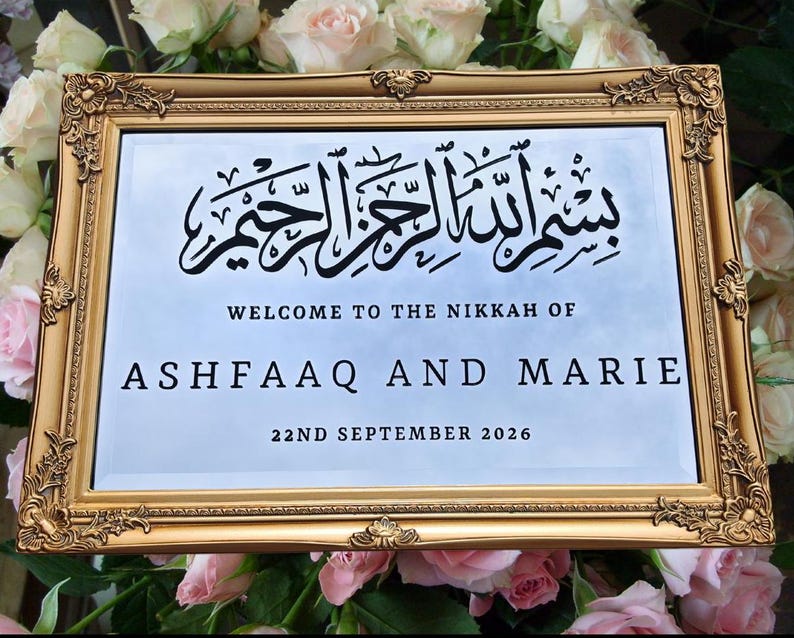 Pu&ograve; includere: Un cartello con cornice dorata con un'iscrizione araba, "بسم الله الرحمن الرحيم", e il testo "Benvenuti al Nikkah di Ashfaaq e Marie 22 settembre 2026".