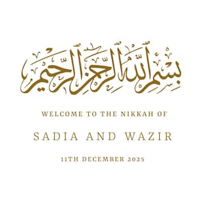 Pu&ograve; includere: Un'iscrizione calligrafica dorata in scrittura araba recita "Bismillah ir-Rahman ir-Rahim" che si traduce in "Nel nome di Allah, il Misericordioso, il Compassionevole." Il testo sottostante recita "Benvenuti al Nikkah di Sadia e Wazir 11 dicembre 2025".