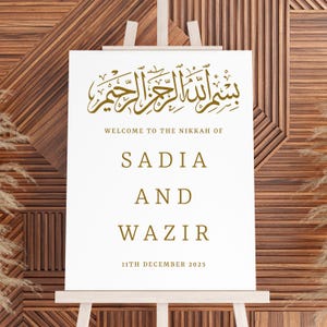 Pu&ograve; includere: Un cartello bianco con calligrafia dorata che recita "بسم الله الرحمن الرحيم" e il testo "Benvenuti al Nikkah di Sadia e Wazir 11 dicembre 2025".