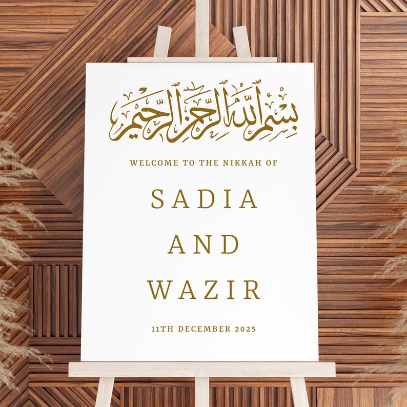 Pu&ograve; includere: Un cartello bianco con calligrafia dorata che recita "بسم الله الرحمن الرحيم" e il testo "Benvenuti al Nikkah di Sadia e Wazir 11 dicembre 2025".