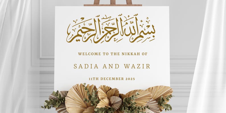 Pu&ograve; includere: Un cartello bianco con calligrafia dorata che recita "بسم الله الرحمن الرحيم" e il testo "Benvenuti al Nikkah di Sadia e Wazir 11 dicembre 2025".