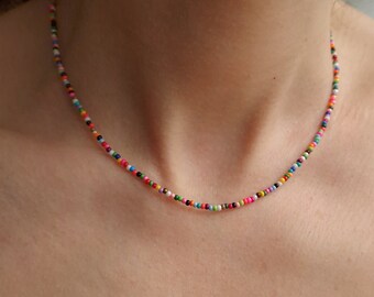 Bunte Halskette mit Perlen im Boho-Stil. Buntes Halsband. Zierliche Sommerhalskette mit Perlen. Geschenk für sie. Strand-Rocaillesperlen-Halskette. Mehrfarbiges Halsband