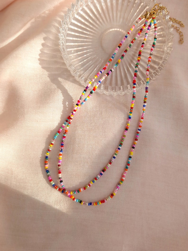 Bunte Halskette mit Perlen im Boho-Stil. Buntes Halsband. Zierliche Sommerhalskette mit Perlen. Geschenk für sie. Strand-Rocaillesperlen-Halskette. Mehrfarbiges Halsband Bild 2