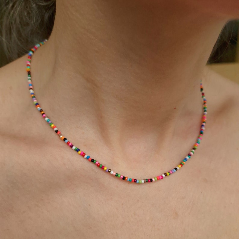 Bunte Halskette mit Perlen im Boho-Stil. Buntes Halsband. Zierliche Sommerhalskette mit Perlen. Geschenk für sie. Strand-Rocaillesperlen-Halskette. Mehrfarbiges Halsband Bild 7