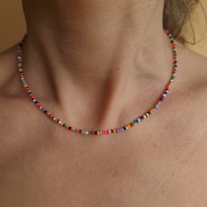 Bunte Halskette mit Perlen im Boho-Stil. Buntes Halsband. Zierliche Sommerhalskette mit Perlen. Geschenk für sie. Strand-Rocaillesperlen-Halskette. Mehrfarbiges Halsband Bild 5