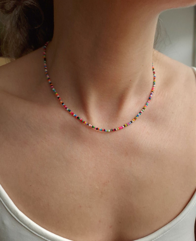 Bunte Halskette mit Perlen im Boho-Stil. Buntes Halsband. Zierliche Sommerhalskette mit Perlen. Geschenk für sie. Strand-Rocaillesperlen-Halskette. Mehrfarbiges Halsband Bild 1