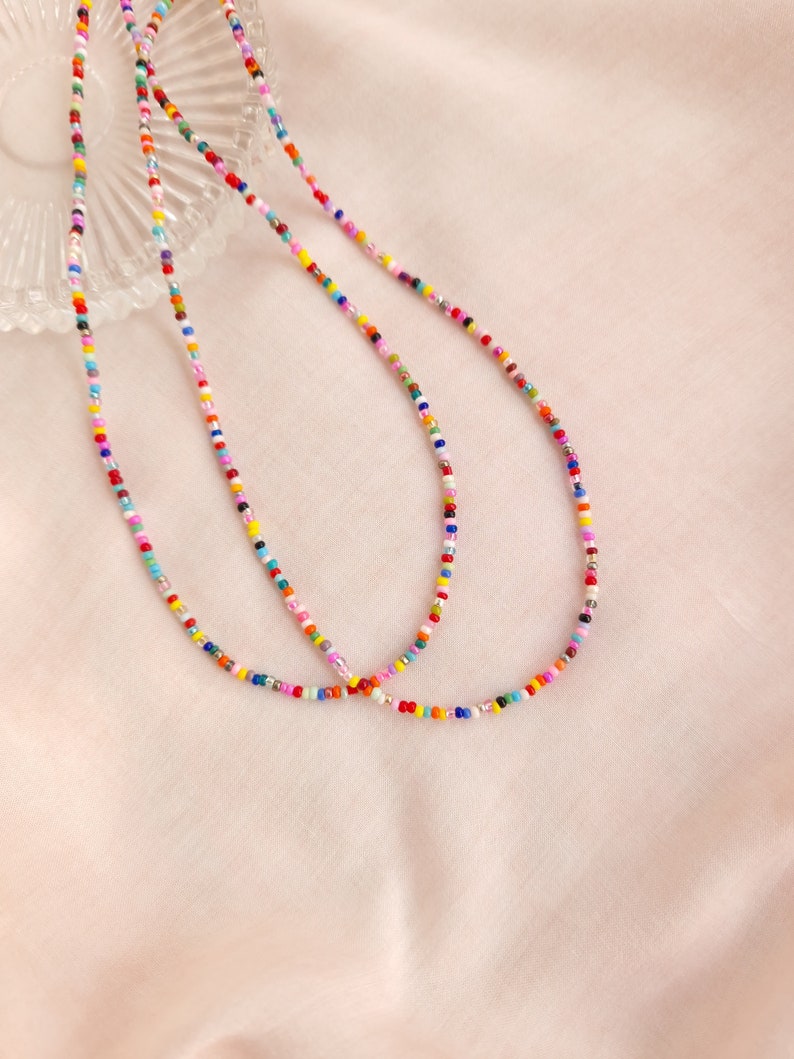 Bunte Halskette mit Perlen im Boho-Stil. Buntes Halsband. Zierliche Sommerhalskette mit Perlen. Geschenk für sie. Strand-Rocaillesperlen-Halskette. Mehrfarbiges Halsband Bild 6