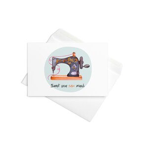Thank You Sew Much - Tarjeta de felicitación - Diseño gráfico llamativo de un dibujo de máquina de coser y un lindo juego de palabras