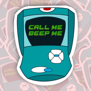 Puede incluir: Una pegatina turquesa con un diseño de buscapersonas de estilo retro. La pantalla muestra el texto "CALL ME BEEP ME" en verde. La pegatina tiene un borde blanco y está sobre un fondo de pegatinas de buscapersonas similares.