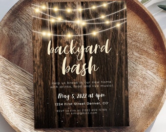 Peut inclure: Une invitation rustique en bois avec des guirlandes lumineuses et le texte "backyard bash". L'invitation est pour une fête le 5 mai 2022 à 16h. L'adresse est 1234 First Street Denver, CO. Les informations de RSVP sont de téléphoner au (123) 456-6789 ou d'envoyer un courriel à kim@gmail.com.