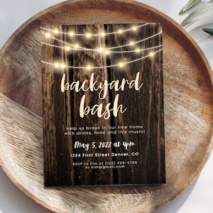 Può includere: Un invito rustico in legno con luci a catena e il testo "backyard bash". L'invito è per una festa il 5 maggio 2022 alle 16:00. L'indirizzo è 1234 First Street Denver, CO. Le informazioni RSVP sono per chiamare il (123) 456-6789 o inviare un'e-mail a kim@gmail.com.