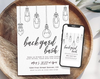 Peut inclure: Une carte d'invitation blanche avec du texte noir et des illustrations d'ampoules. Le texte indique "backyard bash" et comprend des détails sur une fête le 5 mai 2022 à 16h. L'invitation comprend également une adresse et des informations de RSVP.