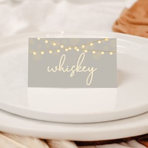Drink / Food Table Tent Sign Marker / Tischkarte - Bearbeitbare und anpassbare Beige-Vorlage mit hängenden Lichtern - Sofortbearbeitung und Download
