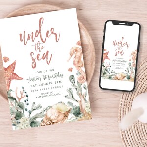 Può includere: Un invito con le parole "under the sea" in corsivo, insieme ai dettagli dell'evento. Il design include illustrazioni ad acquerello di un cavalluccio marino, una stella marina e conchiglie. Uno smartphone mostra lo stesso design dell'invito.