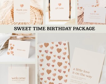 Puede incluir: Paquete de fiesta de baby shower imprimible con un patrón de corazón de acuarela en tonos rosa y marrón. El paquete incluye letreros para la mesa de regalos, la rifa de pañales y el libro para el bebé, así como un letrero de bienvenida y un letrero para el pastel de limón. La invitación presenta el texto "un poco de amor está en camino".