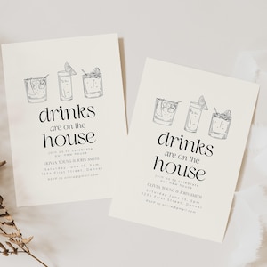 Op de afbeelding: Twee zwart-witte housewarming-uitnodigingen met het thema "drankjes zijn voor de rekening". De uitnodigingen bevatten een lijntekening van drie cocktails. De tekst op de uitnodigingen luidt "drankjes zijn voor de rekening" en bevat de namen van de gastheer, datum, tijd en adres. RSVP-informatie is ook inbegrepen.