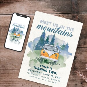 Könnte beinhalten: Eine farbenfrohe Einladung zu einer Geburtstagsfeier mit einem Aquarellhintergrund, der einen gelben und weißen Vintage-Van zeigt, der durch einen Wald fährt. Der Text lautet "Meet us in the mountains, Ethan is turning two! Saturday June 15, 2PM, 1234 First Street, Denver, RSVP to Kim at 123-345-5678".