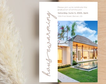 Puede incluir: Una invitación a una inauguración de casa con una foto de una casa moderna con una piscina y un exuberante paisaje verde. El texto dice "Por favor, únase a nosotros para celebrar la graduación de Emma Ann Sábado 5 de junio de 2023, 2 pm 1234 First Street, Denver, CO housewarming"