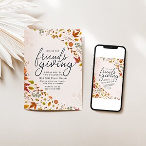 Pu&ograve; includere: Un invito a un Friendsgiving con foglie autunnali e la parola "friendsgiving" in corsivo. L'invito include i dettagli dell'evento e una richiesta agli ospiti di portare un piatto. Uno smartphone mostra lo stesso invito.