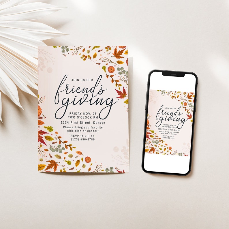 Pu&ograve; includere: Un invito a un Friendsgiving con foglie autunnali e la parola "friendsgiving" in corsivo. L'invito include i dettagli dell'evento e una richiesta agli ospiti di portare un piatto. Uno smartphone mostra lo stesso invito.